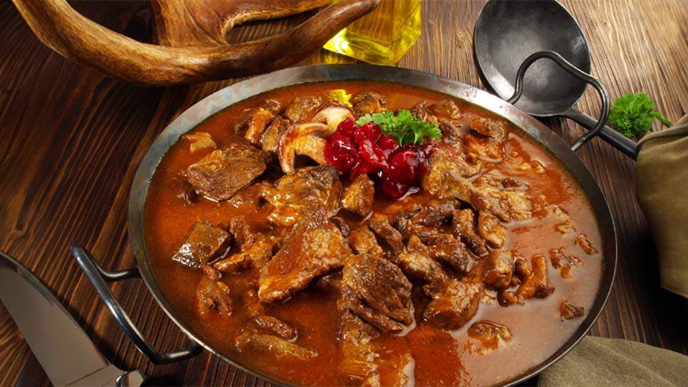 Rehgulasch mit Pilzen und Preiselbeeren